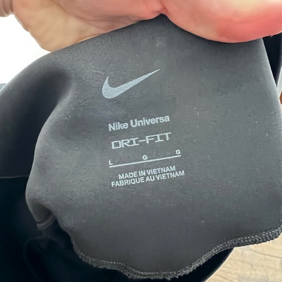 nike universa high waisted 7/8 leggings with no front seam - Picture 11 of 11